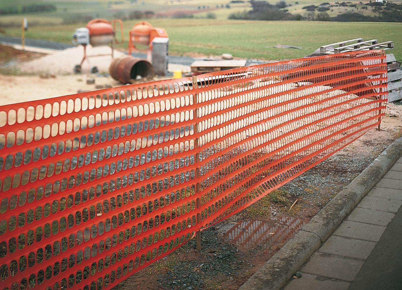 Забор из ограждающей сетки на стройплощадке